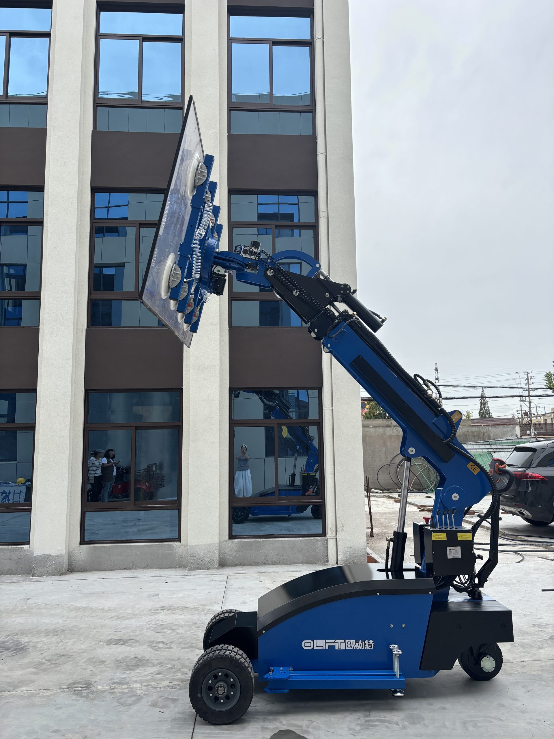 OLIFT GL800 electric vacuum lifter prepared for glass handling
