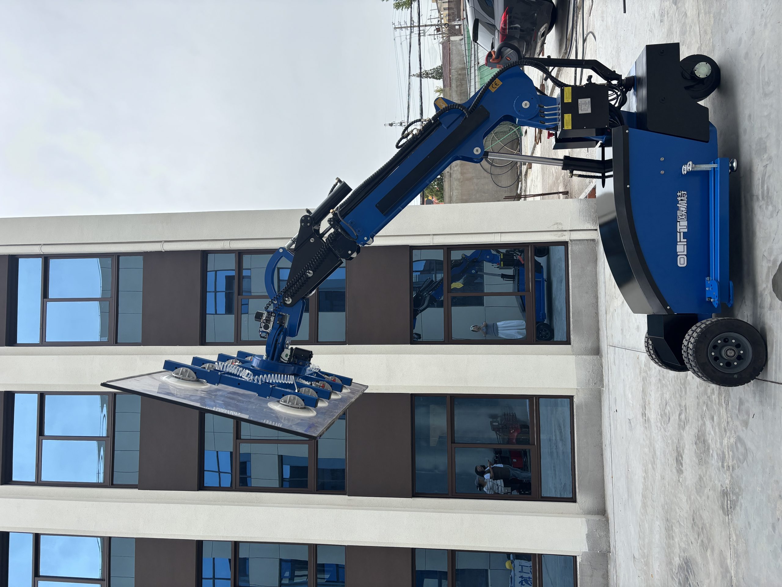 Side view of the Olift GL800 electric vacuum lifter with articulated lifting arm